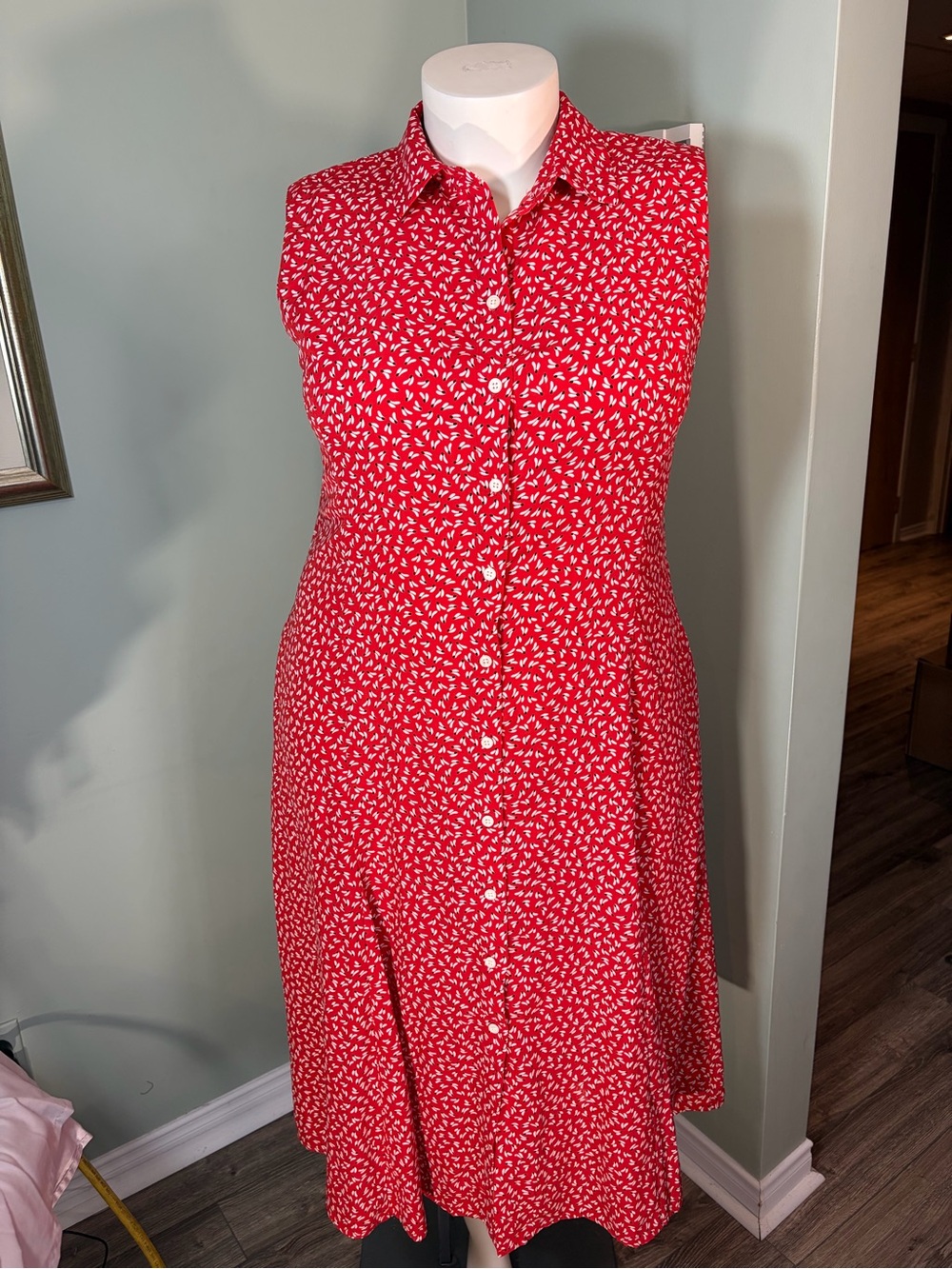 171. Carré Noir Red Sleeveless Button-Front Shirt Dress with Micro Print